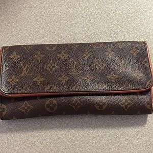 Louis vuitton vintage clutch